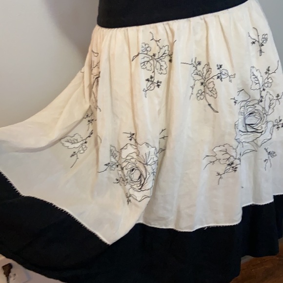 BCBG skirt size 2 - Picture 2 of 9